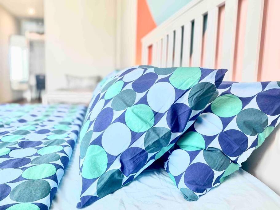 Tropicana 218 Macalister #Wondercolor #Infinity Pool #Georgetown #5Pax #2Br 2Bath #1King 1Queen 1Single #Quality Well Maintained #Private Host Екстер'єр фото